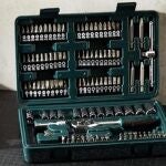 ¿Harto de buscar la herramienta correcta? Este maletín Mannesmann de 130 piezas lo tiene todo (y más)