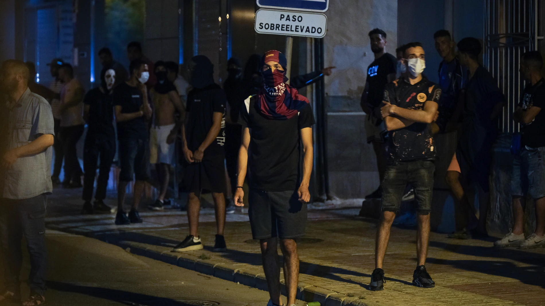 TORRE PACHECO (MURCIA), 14/07/2025.- Jóvenes reunidos por la noche en el barrio de San Antonio en Torre Pacheco, Murcia, donde desde hace tres días nueve personas han sido detenidas por los disturbios nocturnos. EFE/ Pablo Miranzo