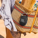 El altavoz inalámbrico JBL Clip 4 es resistente al agua y al polvo