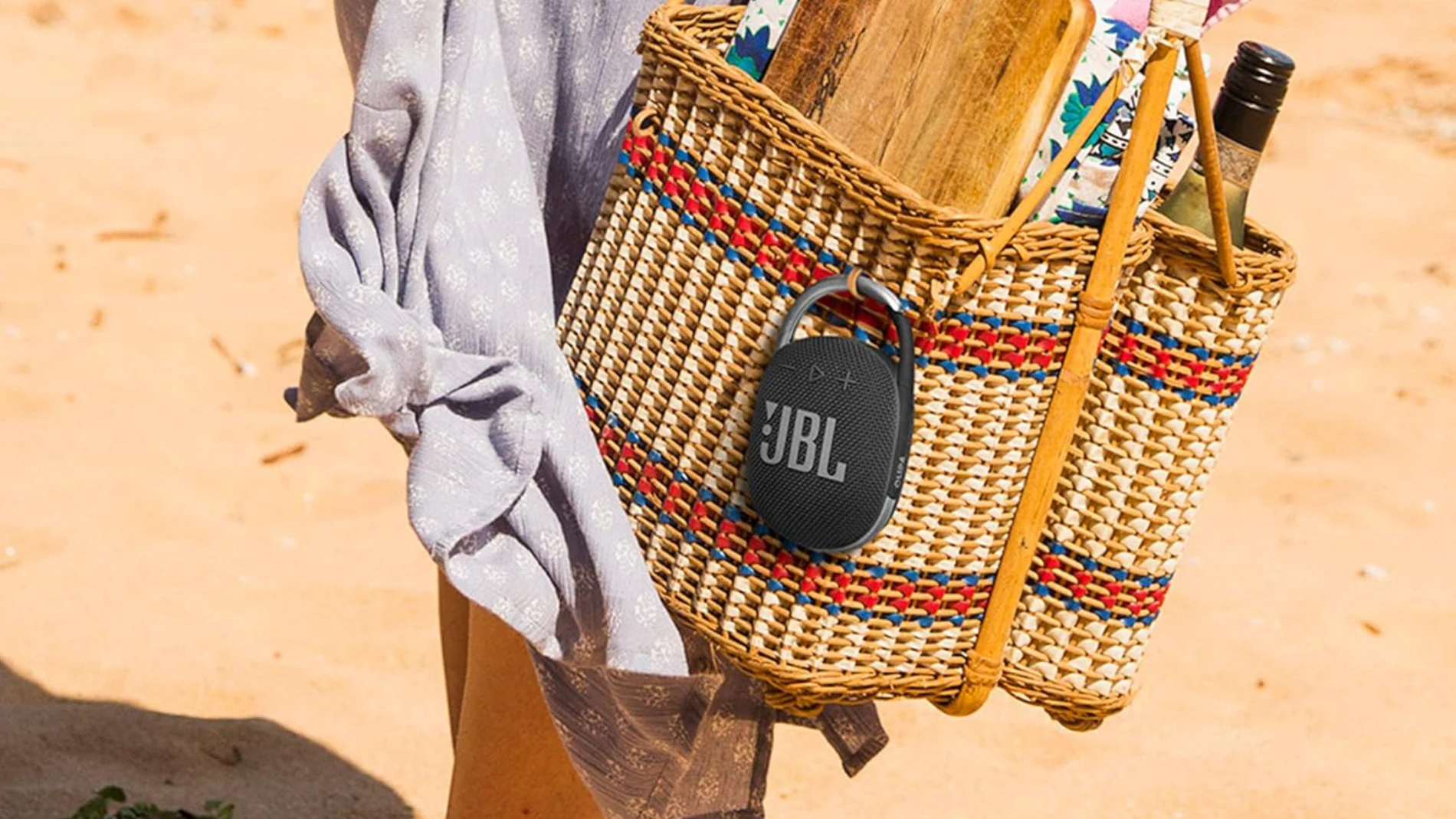 El altavoz inalámbrico JBL Clip 4 es resistente al agua y al polvo