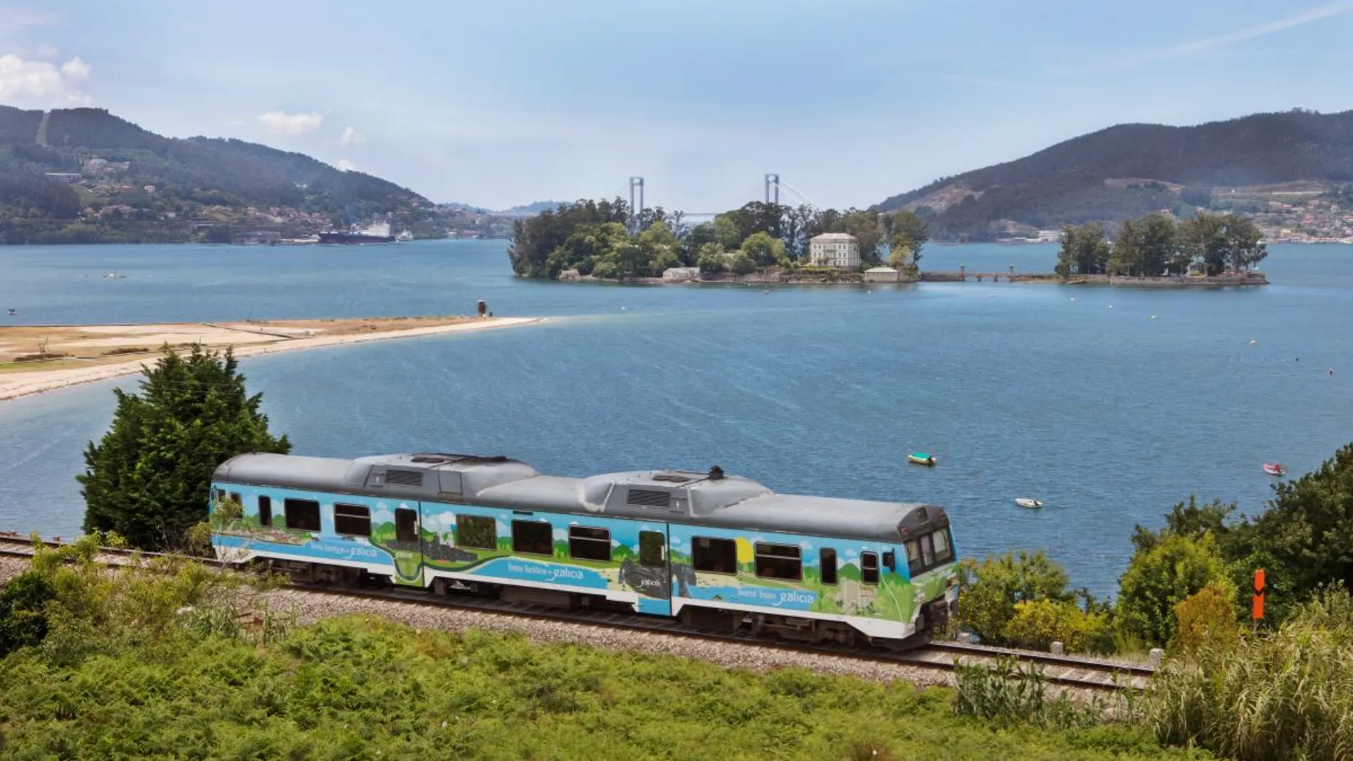 Así son los trenes turísticos que conquistan el verano gallego y para los que ya casi no quedan billetes
