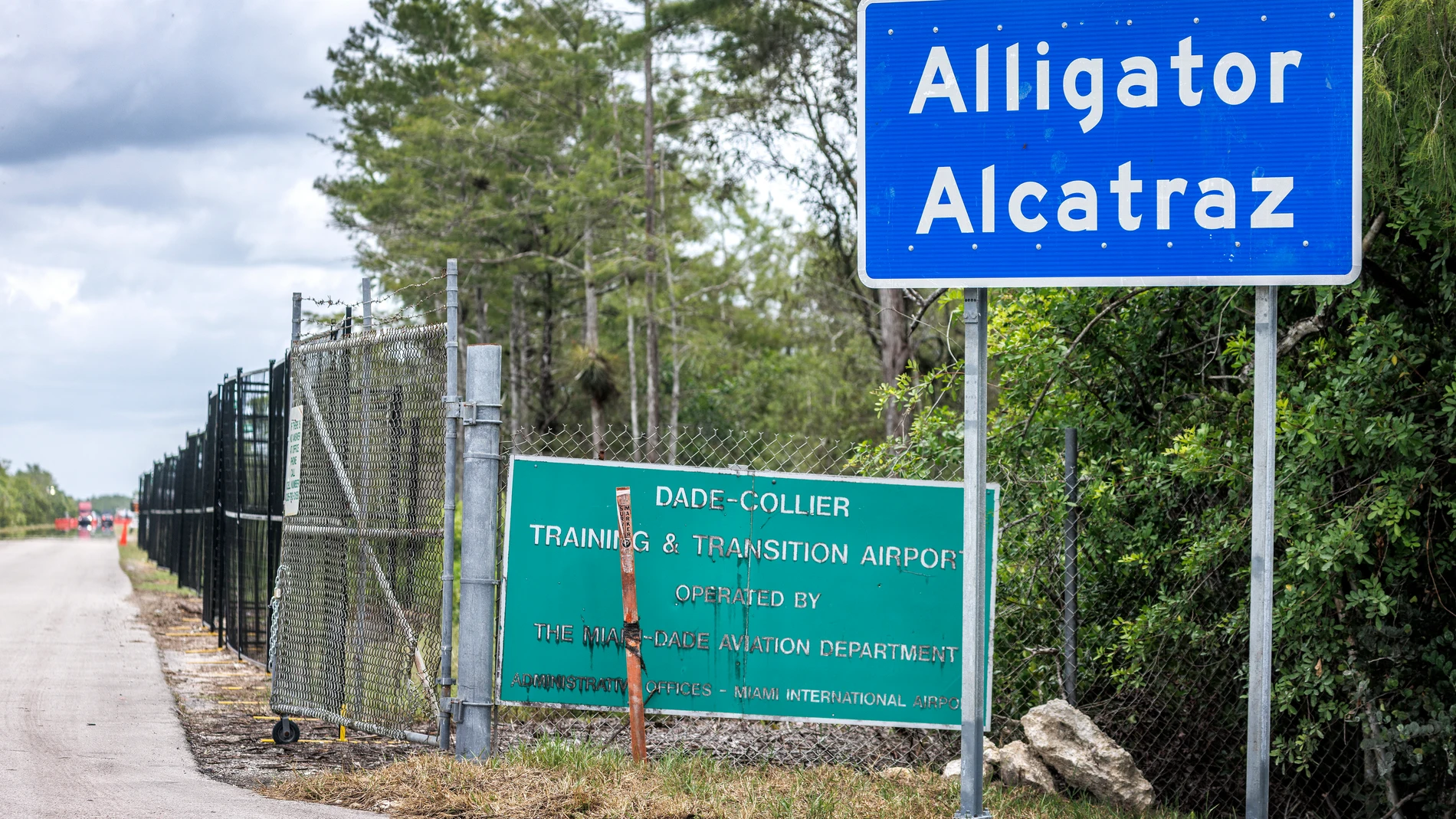 OCHOPEE (United States), 14/07/2025.- The new detention center Alligator Alcatraz's entrance in Ochopee, Florida, USA, 14 July 2025. Alligator Alcatraz is an immigration detention facility in southern Florida's Everglades, surrounded by Everglade's wildlife like alligators, Florida panthers and pythons, and snakes as a natural deterrent. EFE/EPA/CRISTOBAL HERRERA-ULASHKEVICH
