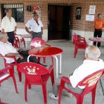 Varios vecinos de un pueblo de Valladoliden la terraza del bar