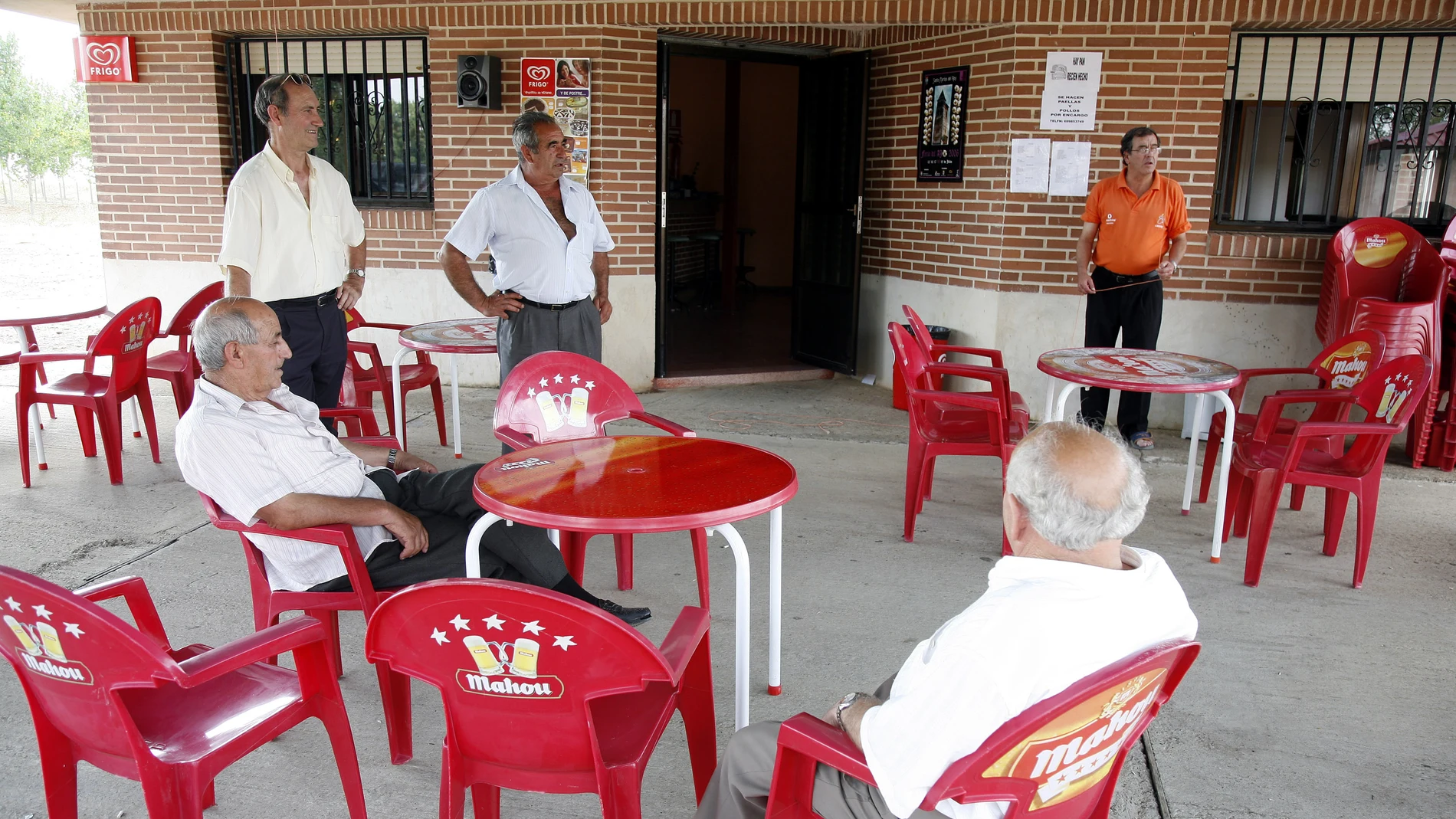 Varios vecinos de un pueblo de Valladoliden la terraza del bar