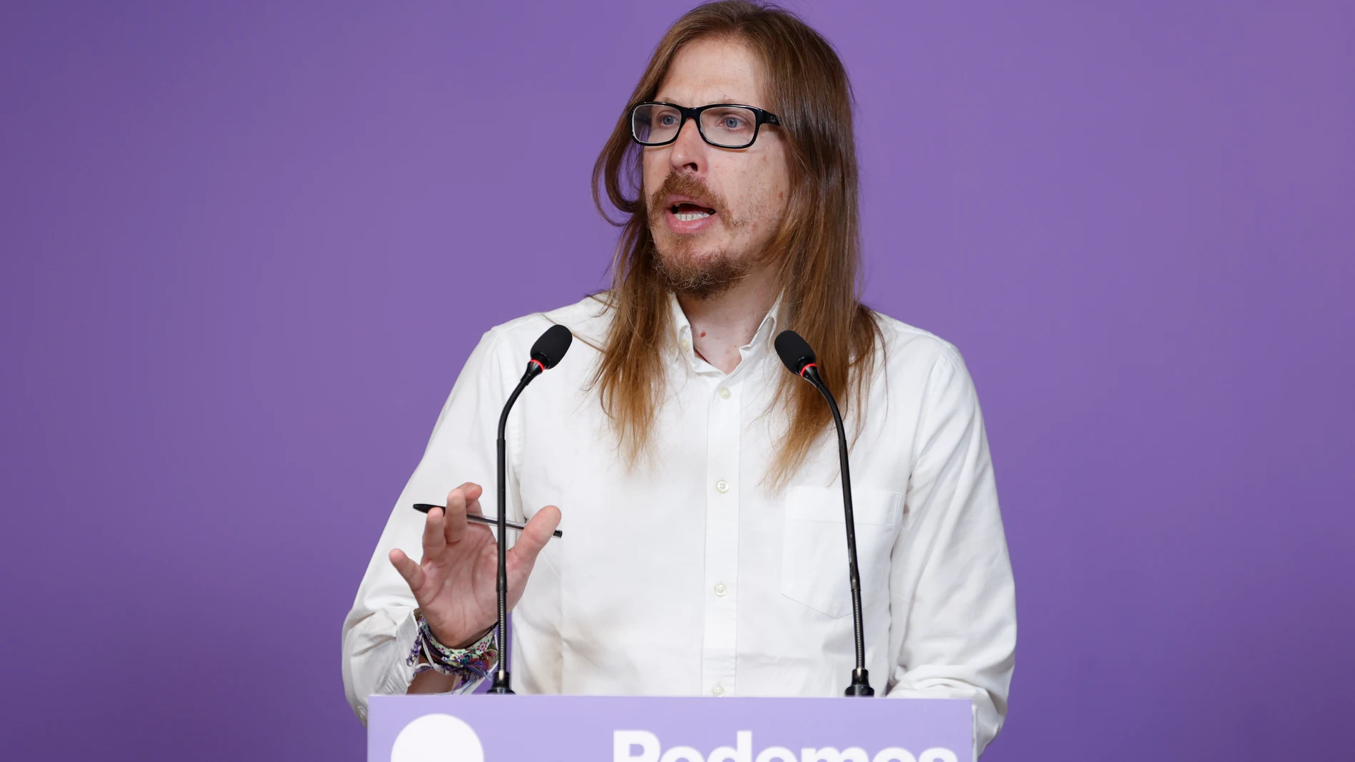 MADRID, 14/07/2025.- El portavoz de Podemos, Pablo Fernández, durante la rueda de prensa que ha ofrecido este lunes en la sede del partido, en Madrid. EFE/ Mario Morón