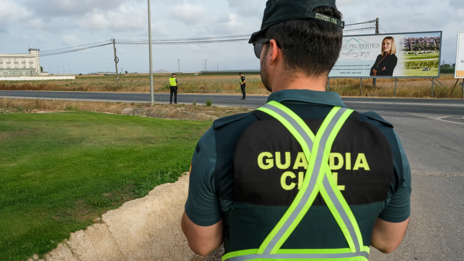 TORRE PACHECO (MURCIA), 14/07/2025.- La Guardia Civil de Murcia y la policía local han desplegado desde la media tarde del lunes un visible dispositivo de vigilancia de los accesos por carretera a Torre Pacheco, donde desde hace tres días nueve personas han sido detenidas por los disturbios nocturnos. EFE/ Pablo Miranzo