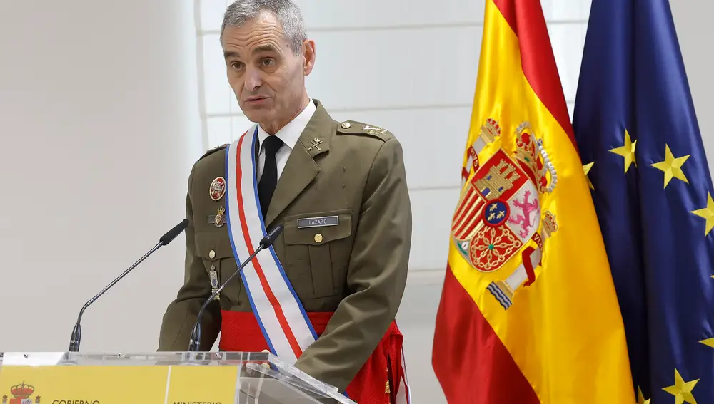 Acto de imposición de la Gran Cruz al Mérito Militar con distintivo azul al teniente general Aroldo Lázaro