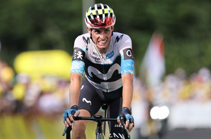 Enric Mas entra en meta en la etapa décima del Tour 2025
