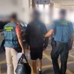 Lo que llevaba en la maleta dejó a los agentes sin palabras por su peso "inusualmente ligero": detenido en Canarias un turista británico