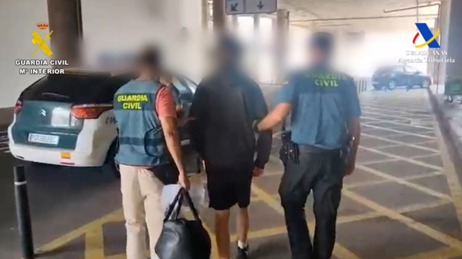 La Guardia Civil detiene al turista británico por lo que llevaba en la maleta