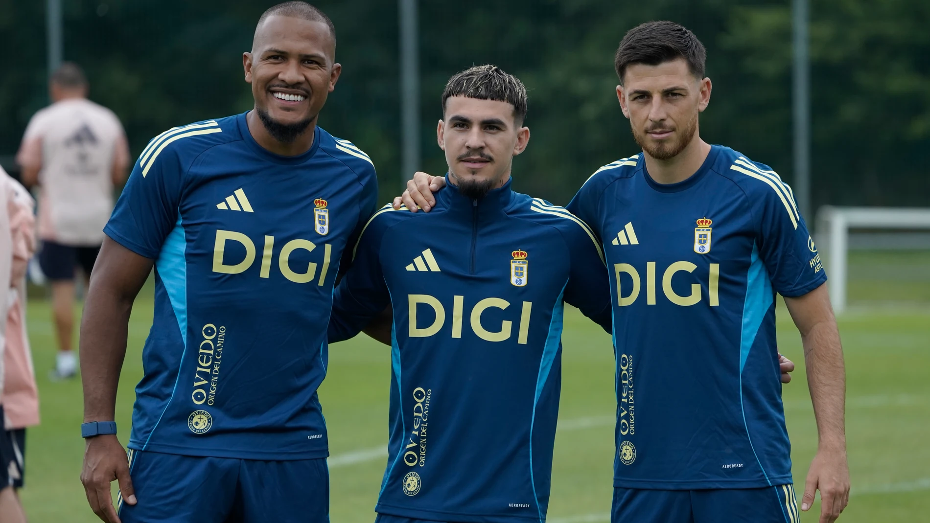 OVIEDO, 14/07/2025.- Los nuevos jugadores del Real Oviedo, Salomón Rondón (i), Alberto Reina (d) y Brandon Domínguez (c) posan para los medios durante el primer entrenamiento del equipo en Primera División tras 24 años. El Real Oviedo inicia la pretemporada tras su vuelta a la división de honor, en la que debutará el 17 de agosto ante el Villarreal en el estadio La Cerámica. EFE/Paco Paredes
