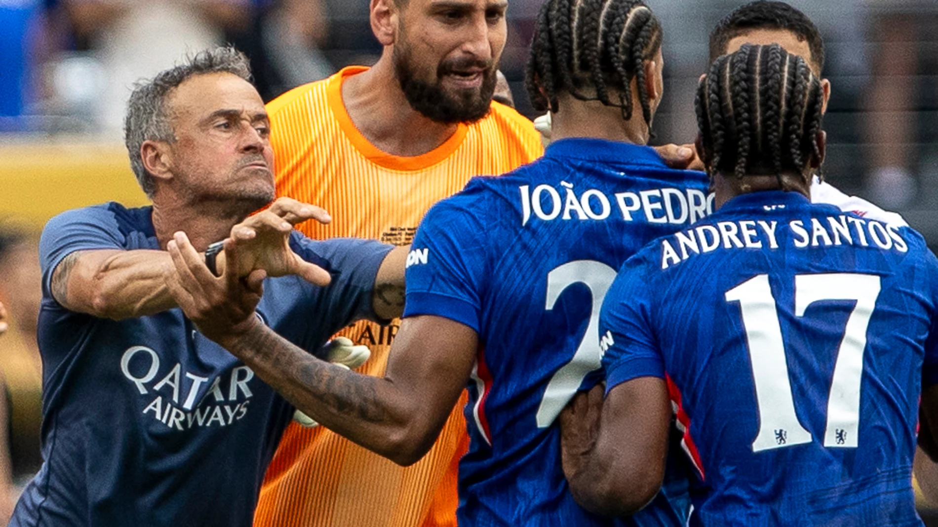 AMDEP8274. NUEVA JERSEY (ESTADOS UNIDOS), 13/07/2025.- El entrenador de PSG Luis Enrique (i) discute con Joao Pedro de Chelsea este domingo, en la final del Mundial de Clubes ante París Saint-Germain (PSG) en el estadio MetLife en Nueva Jersey (Estados Unidos). EFE/ Ángel Colmenares
