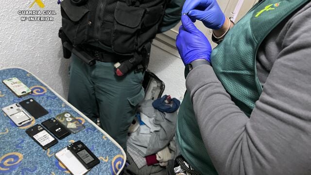 La Guardia Civil revisando los dispositivos incutados en la operación