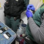 La Guardia Civil revisando los dispositivos incutados en la operación