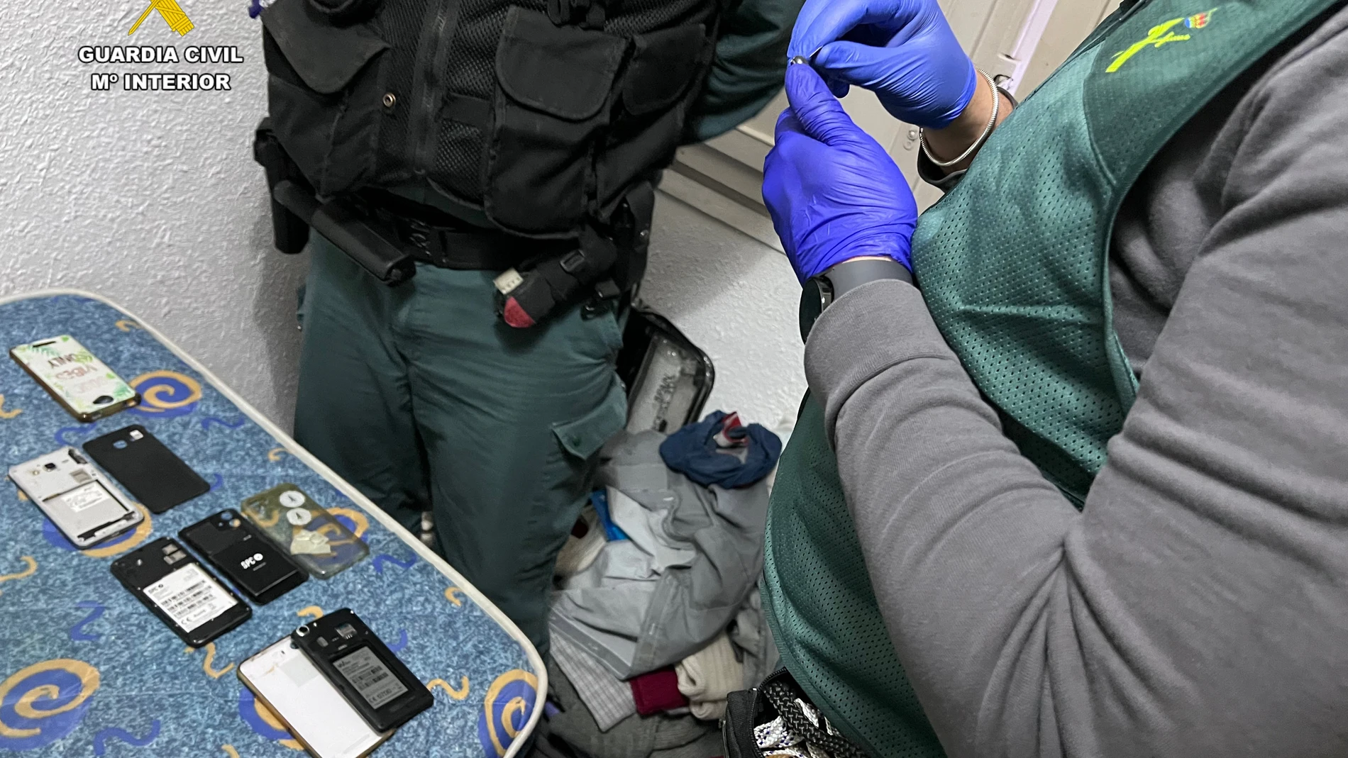 La Guardia Civil revisando los dispositivos incutados en la operación