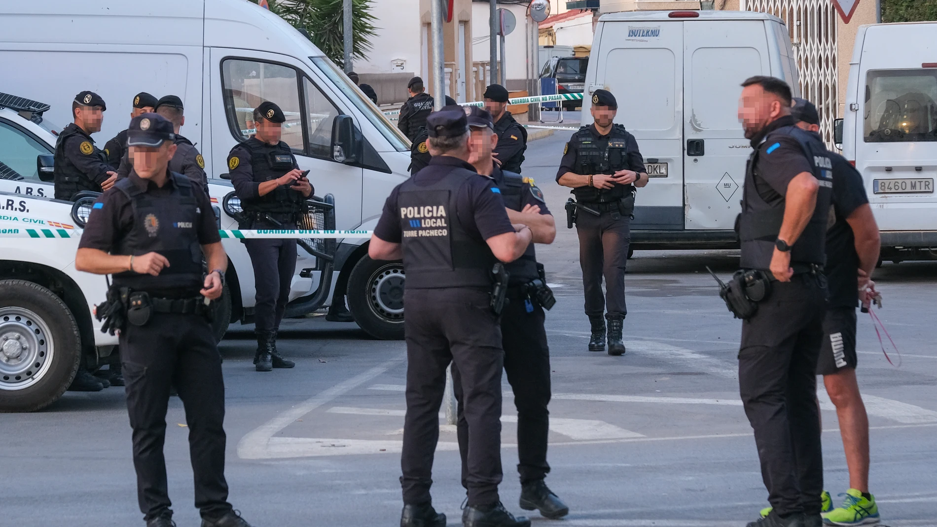 TORRE PACHECO (MURCIA), 14/07/2025.- La Guardia Civil de Murcia y la policía local montan guardia en el acceso al barrio de San Antonio, en Torre Pacheco, donde desde hace tres días nueve personas han sido detenidas por los disturbios nocturnos. EFE/ Pablo Miranzo
