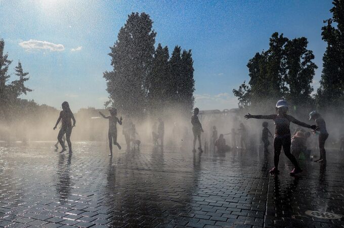 Conjunto de personas refrescándose