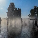 Conjunto de personas refrescándose