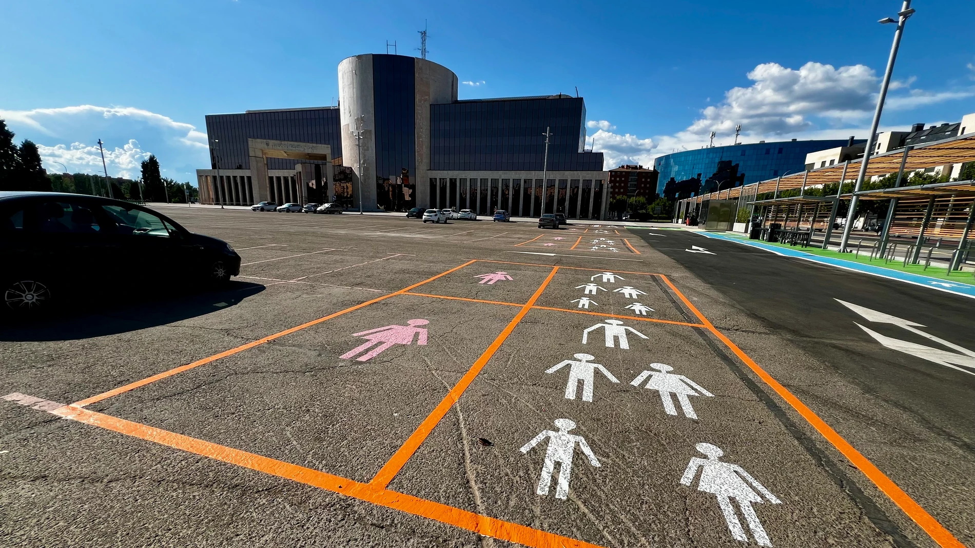 Pictogramas para las plazas de aparcamiento para mujeres de la Explanada de los Pendones Leones