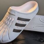 No son Crocs, pero casi: así son las Adidas Adilette Clogs que están arrasando en 2025 con un 40% de descuento
