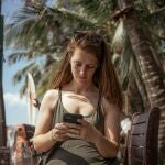 Qué significa cuando alguien responde solo con un "pulgar arriba", según la psicología