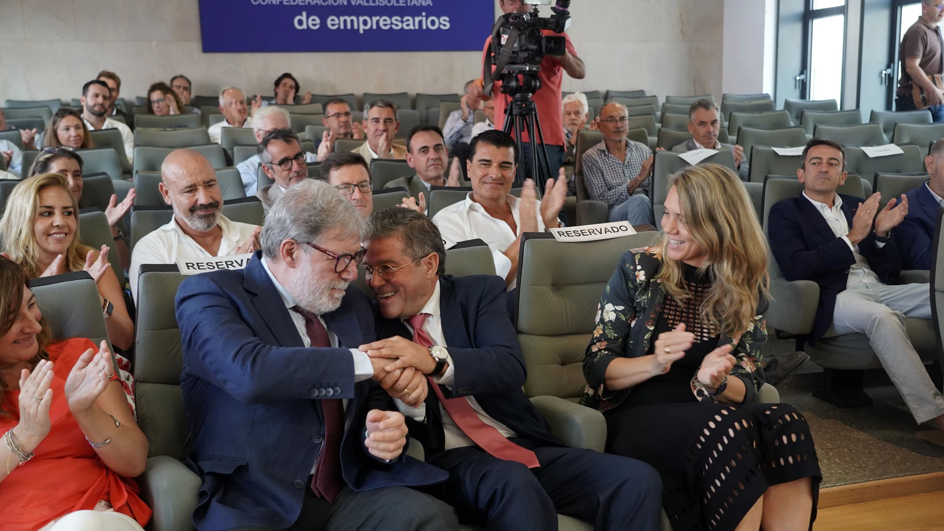 Carlos Magdaleno junto a Santiago Aparicio y Ángela de Miguel