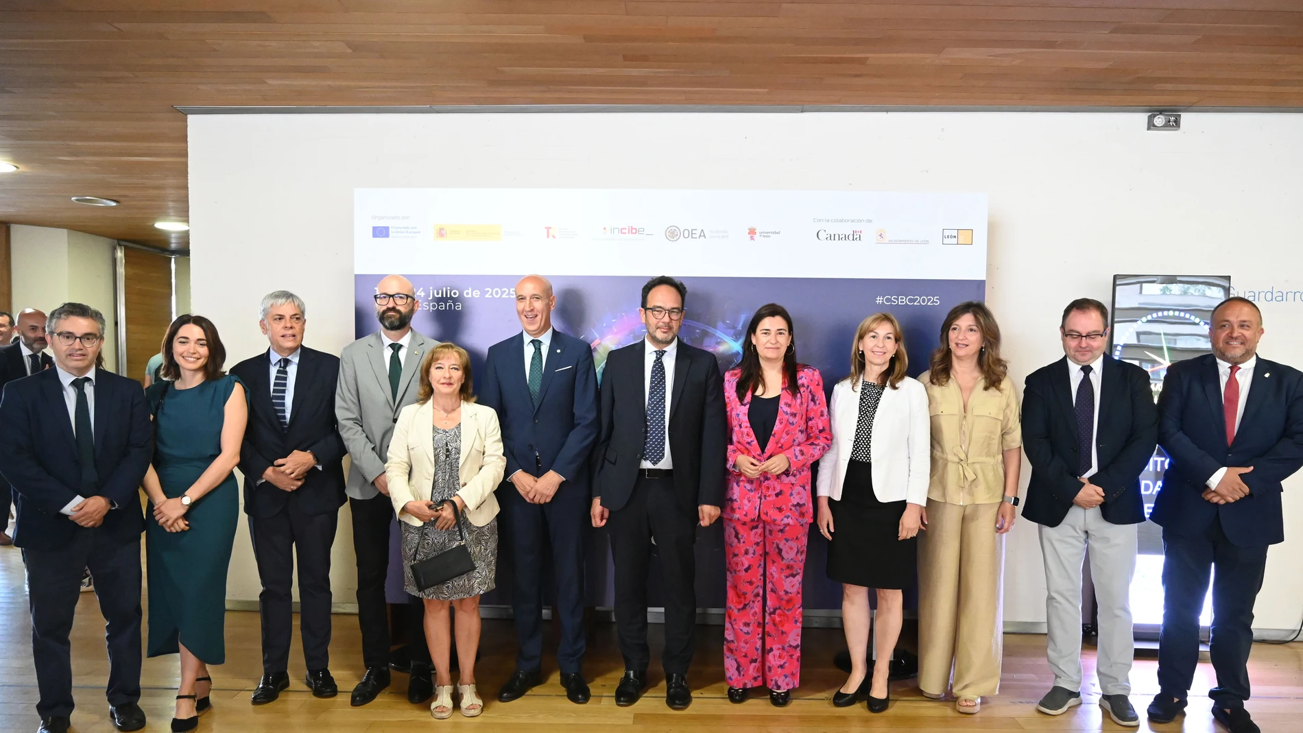 LEÓN, 14/07/2025.- El secretario de Estado de Telecomunicaciones e Infraestructuras Digitales, Antonio Hernando (6d), posa para la foto de familia durante la inauguración del Cybersecurity Summer BootCamp 2025, un evento internacional de referencia para la capacitación de expertos en ciberseguridad, que está organizado por el Instituto Nacional de Ciberseguridad (INCIBE), este lunes en León. EFE/J.Casares