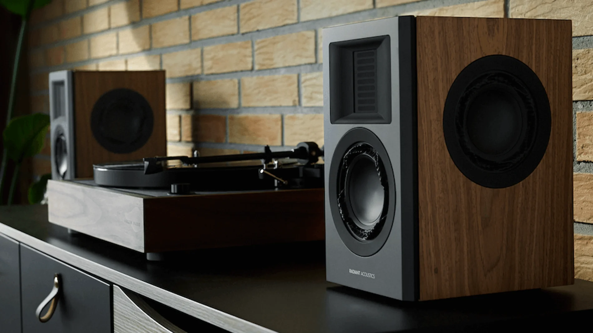 Los nuevos altavoces CLARITY de Radiant Acoustics tienen una pegada enorme y un tamaño comedido