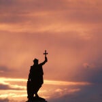 La figura de Don Pelayo sigue generando ríos de tinta y horas de discusiones históricas e ideológicas