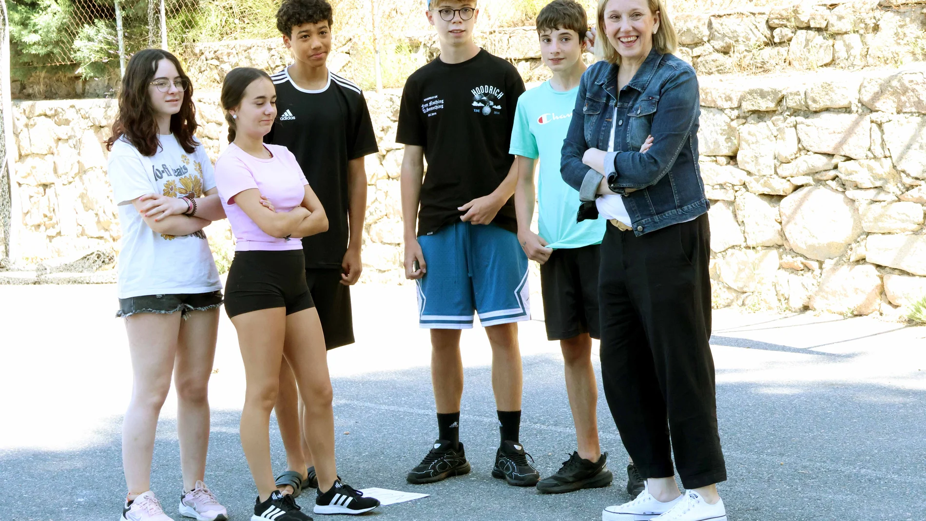 La vicepresidenta visita el campamento multiaventura en Navarredonda de Gredos