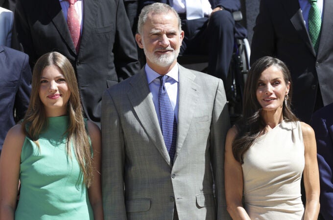 El look sorpresa de la Infanta Sofía junto a sus padres.