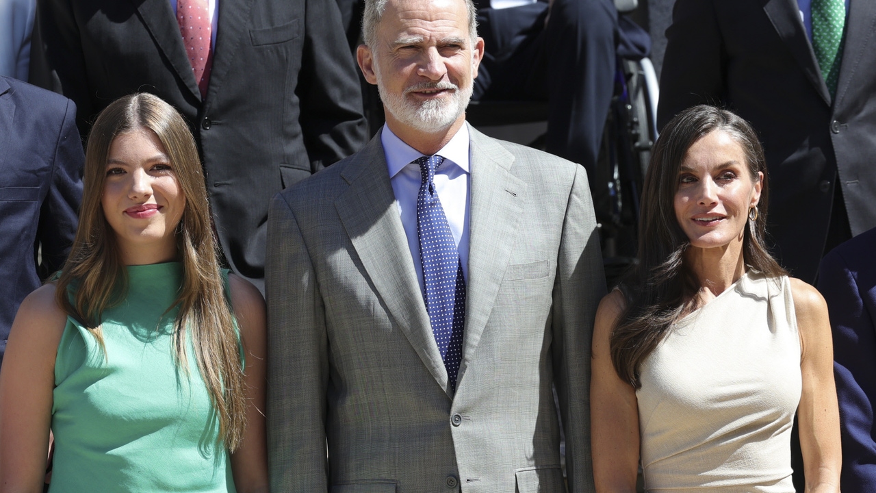 El inesperado look de la Infanta Sofía en La Zarzuela con los Reyes: un vestido verde muy favorecedor que marca el inicio de su verano