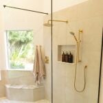 Se acabaron las duchas a ras de suelo, aquí está la nueva tendencia 2025 para baños