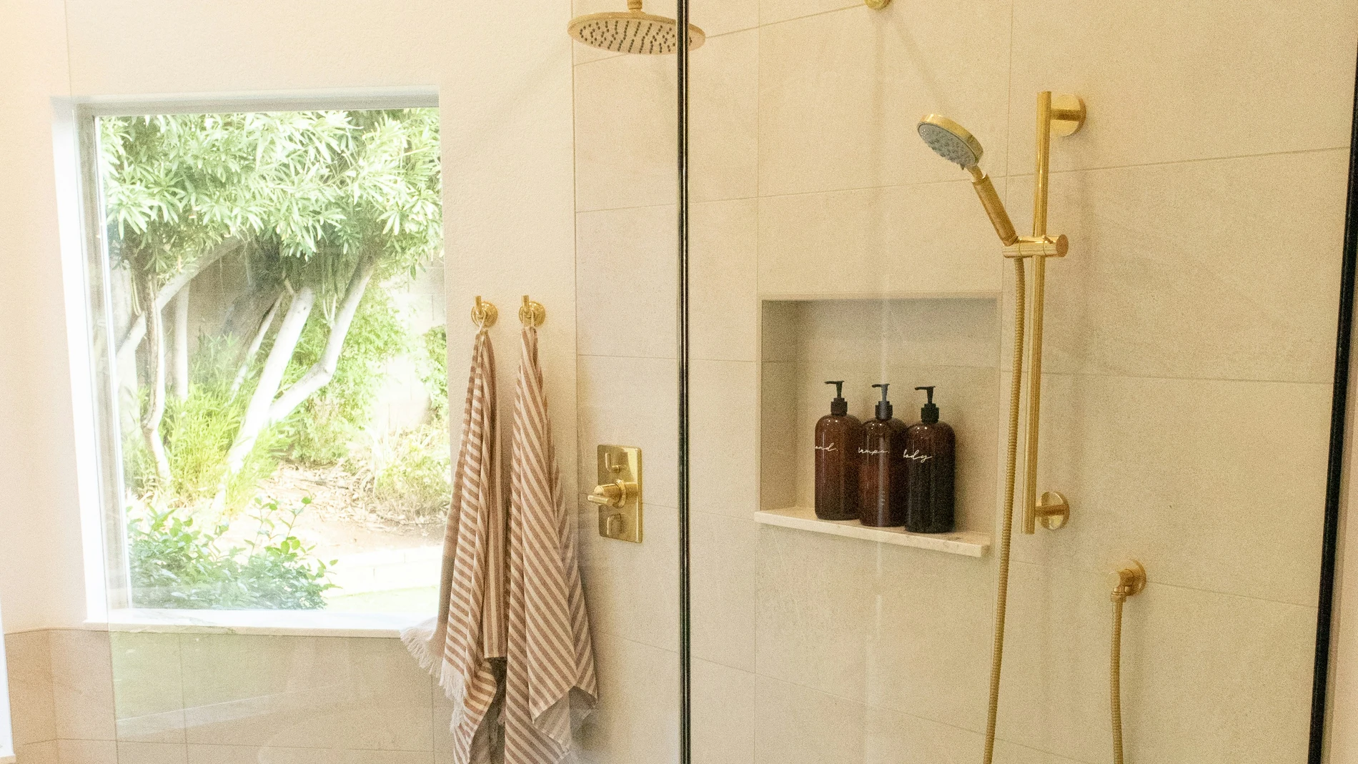 Se acabaron las duchas a ras de suelo, aquí está la nueva tendencia 2025 para baños
