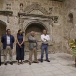 Gonzalo Santonja junto a Francisco Vázquez, entre otros, visitando el templo