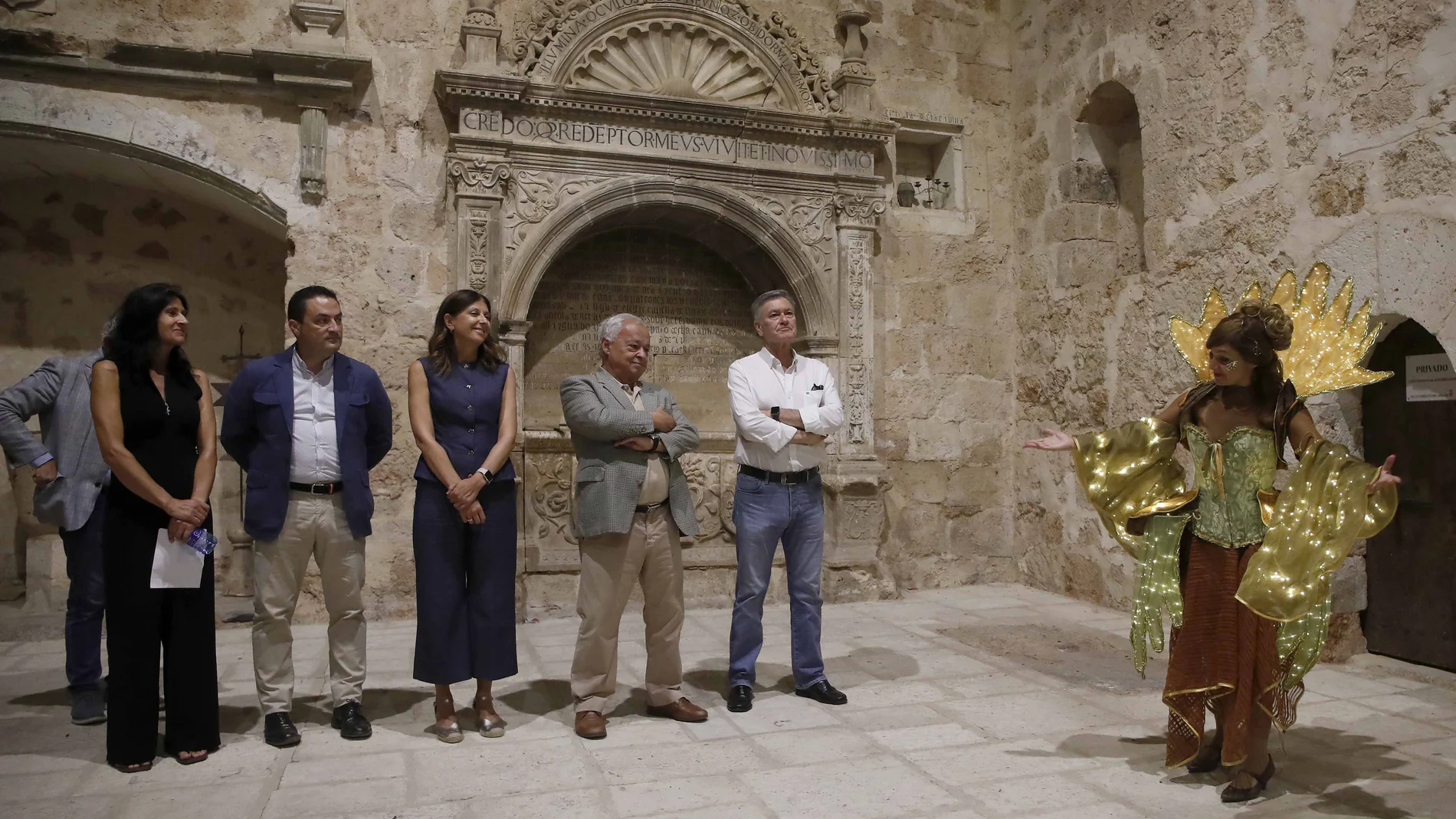 Gonzalo Santonja junto a Francisco Vázquez, entre otros, visitando el templo