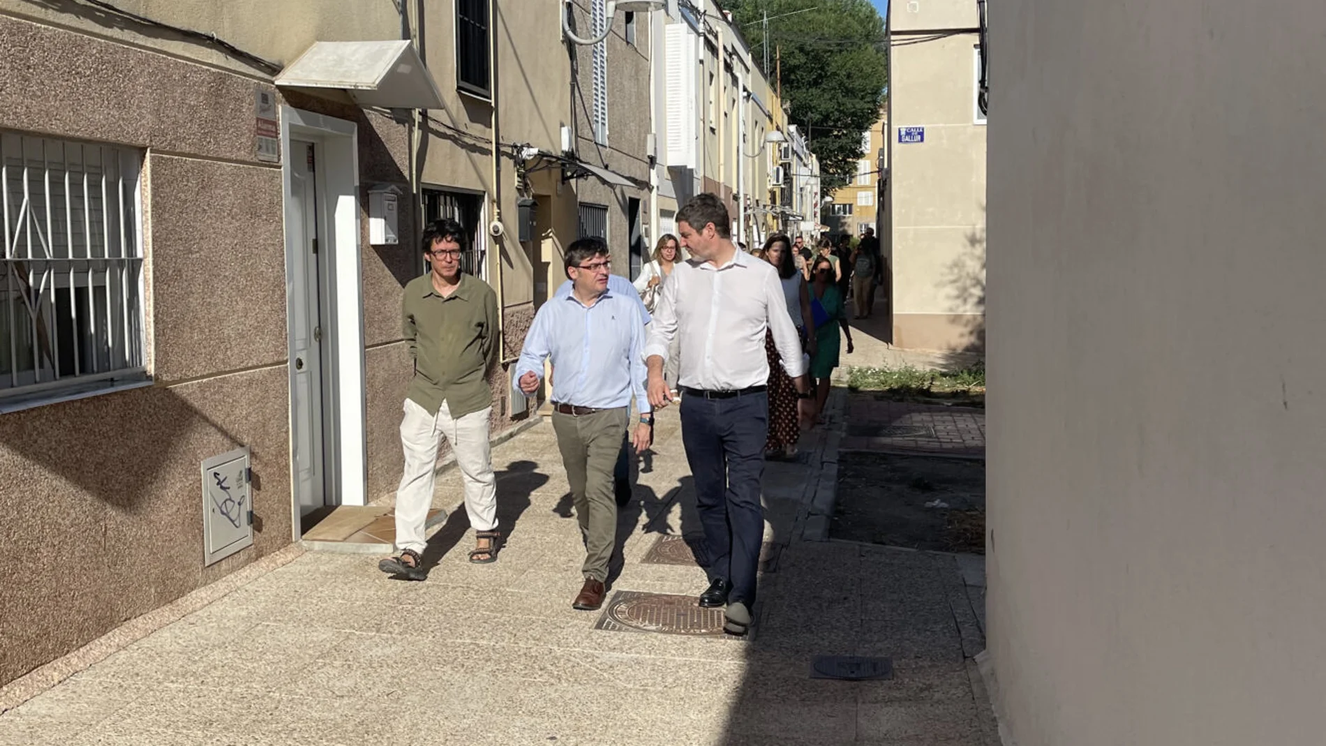El concejal de Vivienda, Álvaro González, durante su visita a la zona, esta mañana