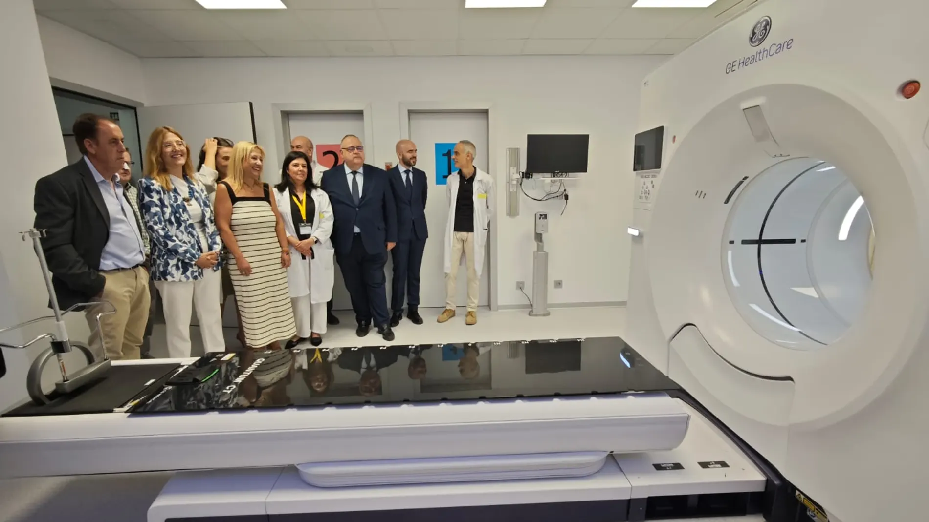 Alejandro Vázquez comprueba la Unidad Satélite de Radioterapia de Soria