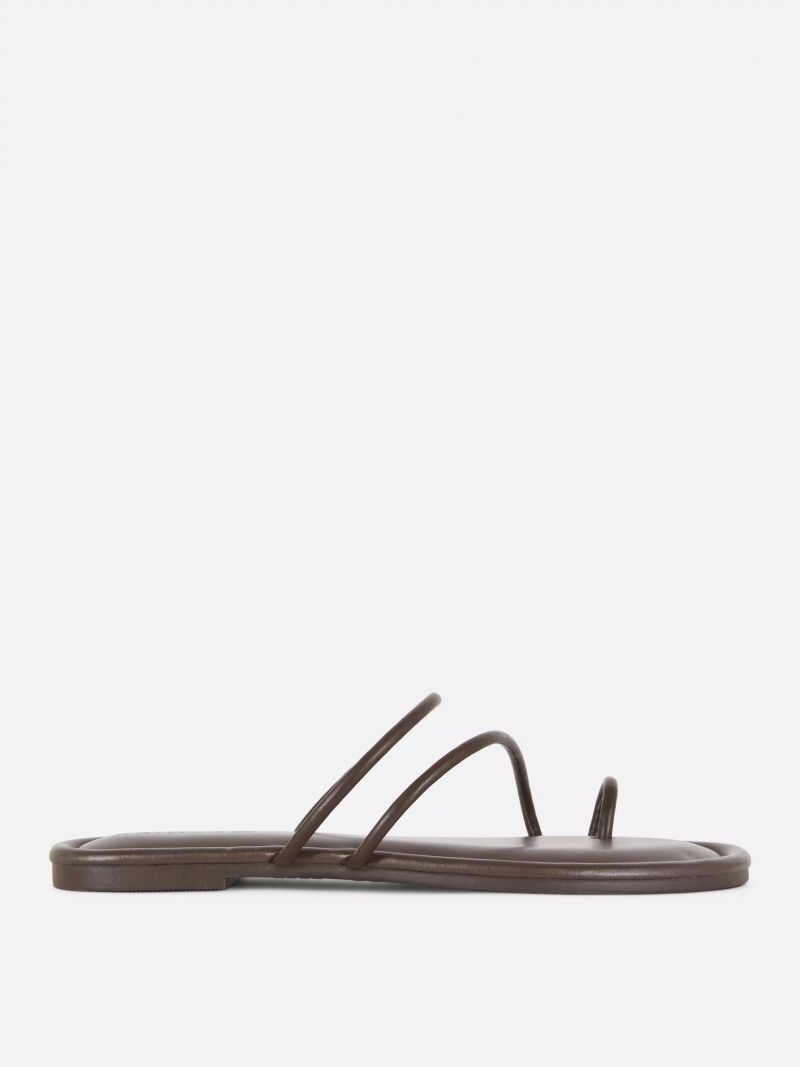 Sandalias planas.