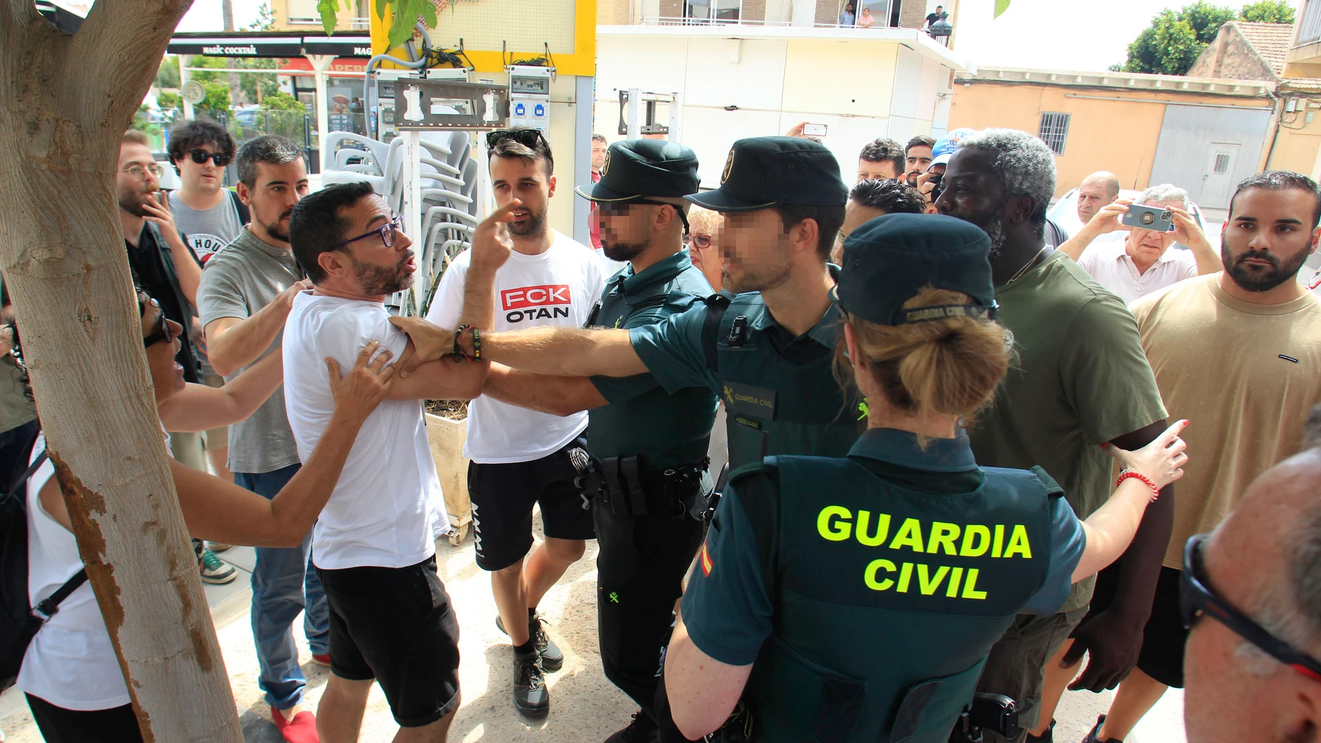 TORRE PACHECO (MURCIA), 15/07/2025.- Simpatizantes de Podemos y el periodista de Periosidta Libertad Periodista Digital, Bertrand Ndongo (2d), durante la visita que la secretaria general de Podemos, Ione Belarra, ha realizado a Torre Pacheco, junto a otros miembros de su partido, para mostrar su apoyo a los vecinos de la localidad tras los recientes episodios de violencia racista, este martes. EFE/ Morell