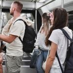 Metro de Madrid recuerda: así es como se debe llevar una mochila dentro del vagón