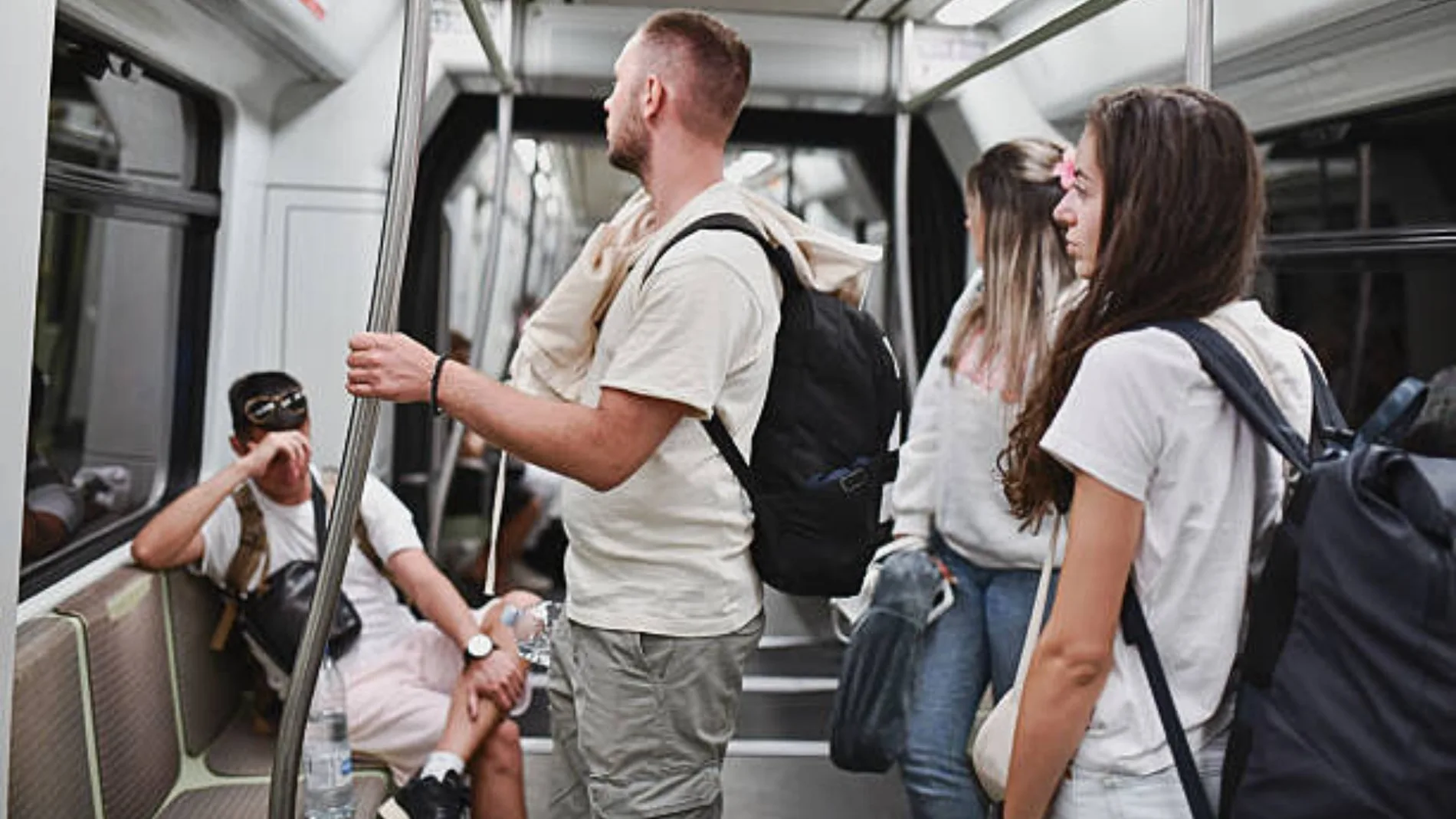 Así es como se debe llevar una mochila dentro del vagón