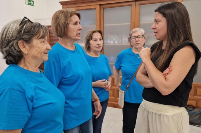 La consejera de Bienestar Social, Bárbara García Torijano, con algunas mujeres.