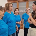 La consejera de Bienestar Social, Bárbara García Torijano, con algunas mujeres.