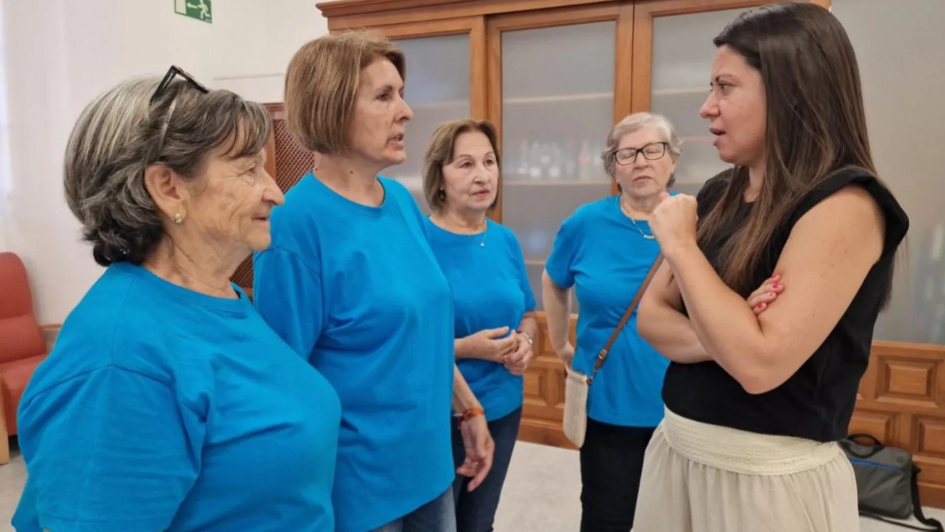 La consejera de Bienestar Social, Bárbara García Torijano, con algunas mujeres.