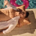 Tommy Hilfiger lo clava con este bañador que no necesita llamar la atención para destacar