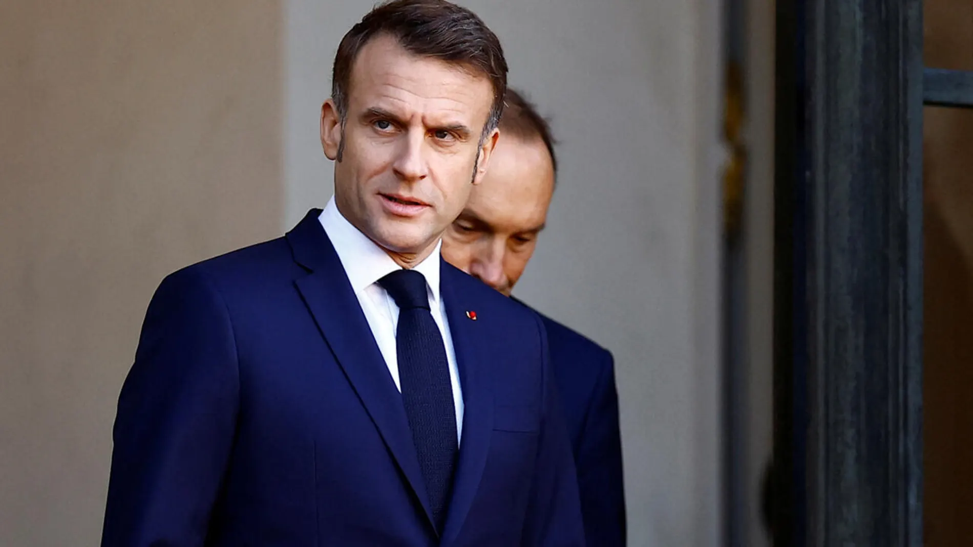 Aparece el presidente del gobierno francés Emmanuel Macron junto a miembros del gobierno