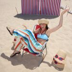 Influencer con look de playa.
