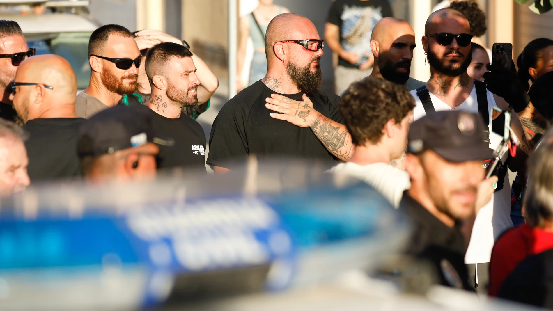 Varias personas durante una manifestación no autorizada y promovida por grupos de ultraderecha en redes sociales, a 15 de julio de 2025, en Torre Pacheco, Murcia (España). A raíz de la agresión a un anciano el pasado 9 de julio, hubo varias noches consecutivas de disturbios, especialmente en barrios con alta presencia de población migrante. Se han registrado ataques racistas, lanzamiento de objetos, bengalas, destrozos a locales y agresiones a menores marroquíes. Los disturbios han estado aco...