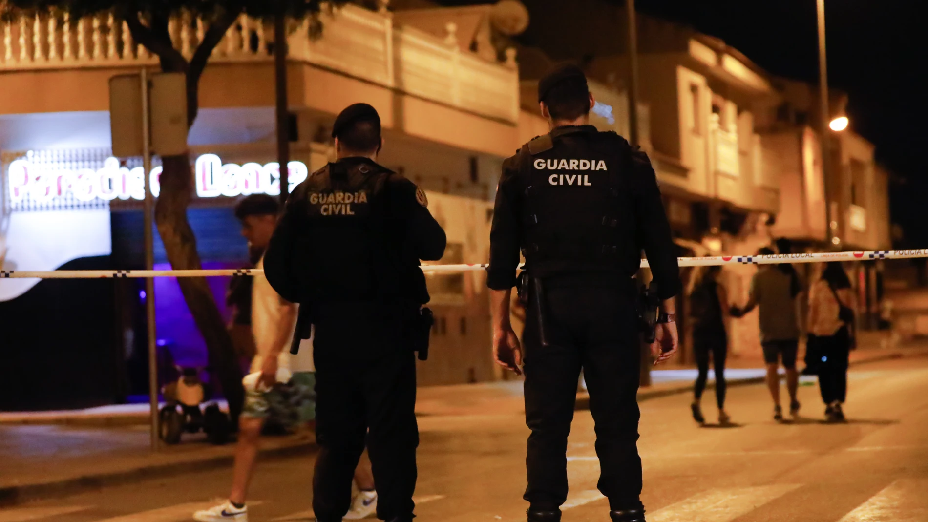 Varios agentes de la Guardia Civil controlan los accesos durante una manifestación no autorizada y promovida por grupos de ultraderecha en redes sociales, a 15 de julio de 2025, en Torre Pacheco, Murcia (España). A raíz de la agresión a un anciano el pasado 9 de julio, hubo varias noches consecutivas de disturbios, especialmente en barrios con alta presencia de población migrante. Se han registrado ataques racistas, lanzamiento de objetos, bengalas, destrozos a locales y agresiones a menores ...